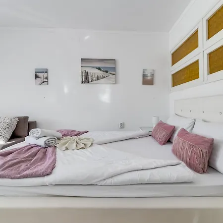 Coli App Afrodita & Antonia * Bakar